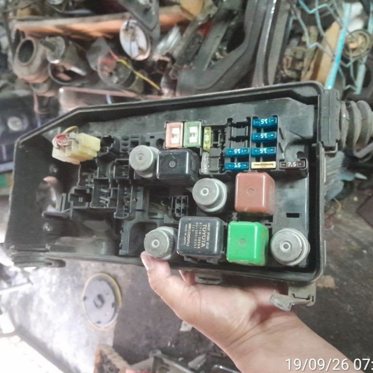 Kotak Fuse Relay Mobil dengan Fuse dan Relay Toyota warna hitam