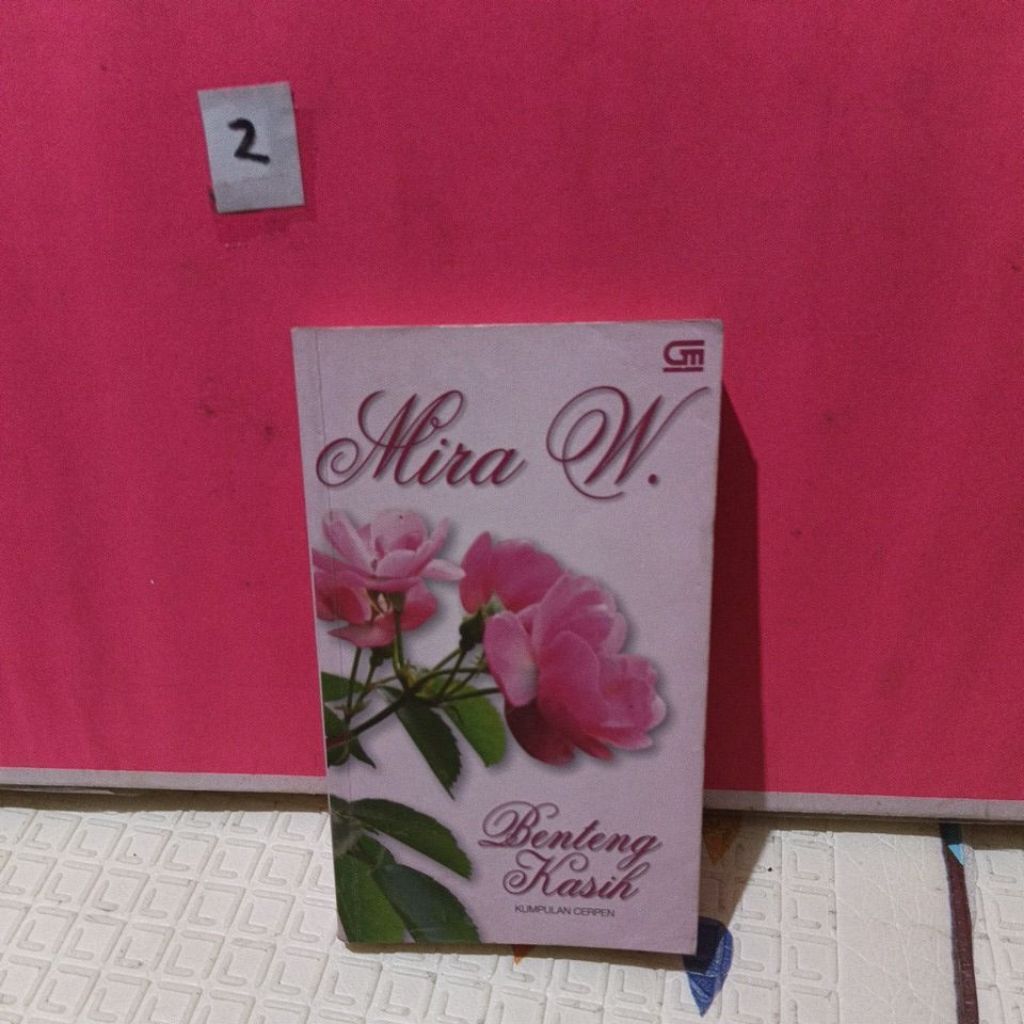 Benteng Kasih - Mira W. Buku Second 352 Halaman Kondisi Baik Soft Cover