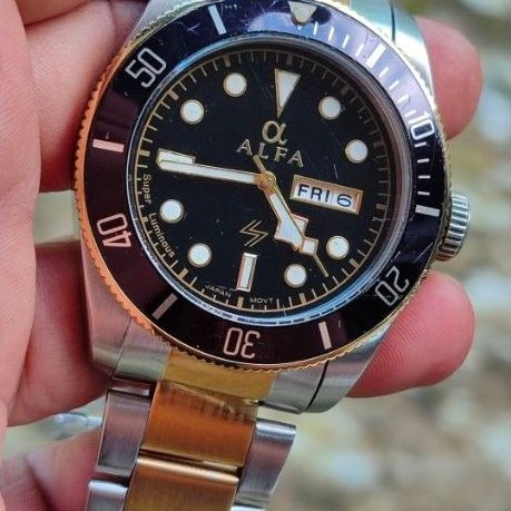 Jam Tangan Alfa Analog dengan Tanggal Bezel Putar Hitam Tali Logam
