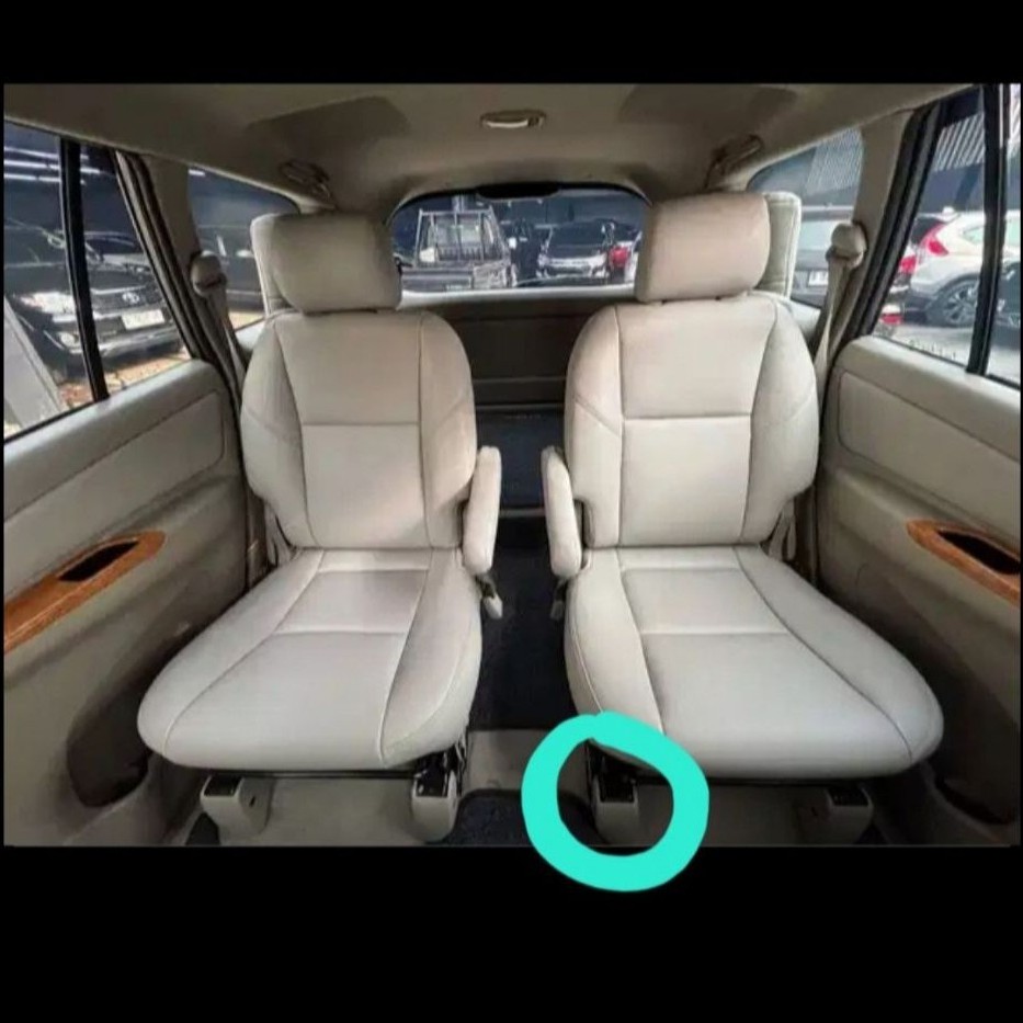 Cover baut jok tengah/baris kedua innova 2009-2015 original