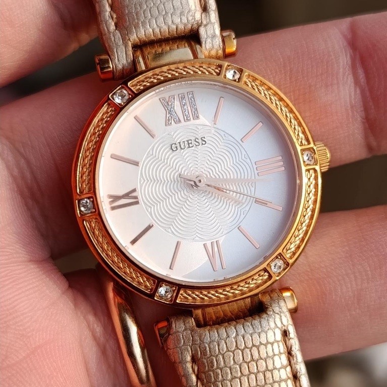 Jam Tangan Wanita GUESS Analog Tali Emas Muka Jam Putih Huruf Romawi