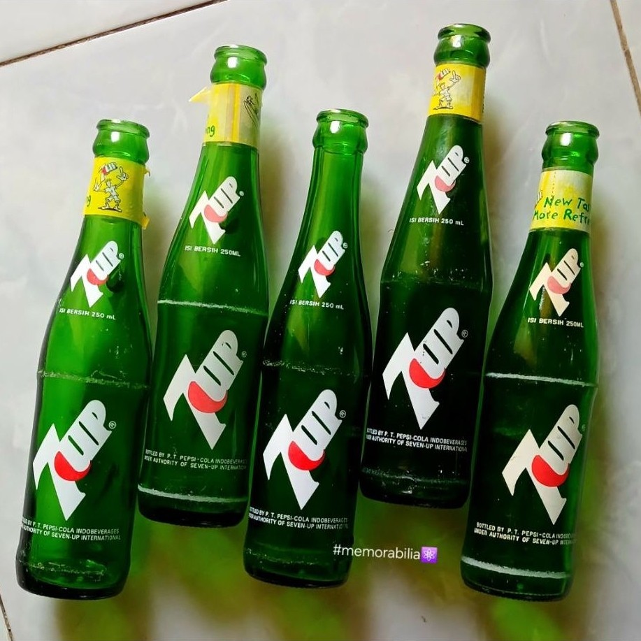 Koleksi Botol Minuman Jadul 7UP