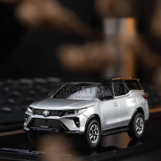 Platinum White Pearl Tone Toyota Fortuner Hybrid Pajangan Meja Dashboard Miniatur Mobil 1:64 Kado Co