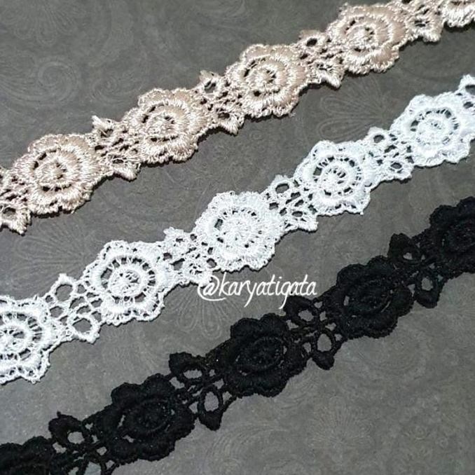 

populer] Renda Giper/Gyper Bordir Tengah Motif Mawar 52935 Lebar 2 cm (15 Yard) Hitam