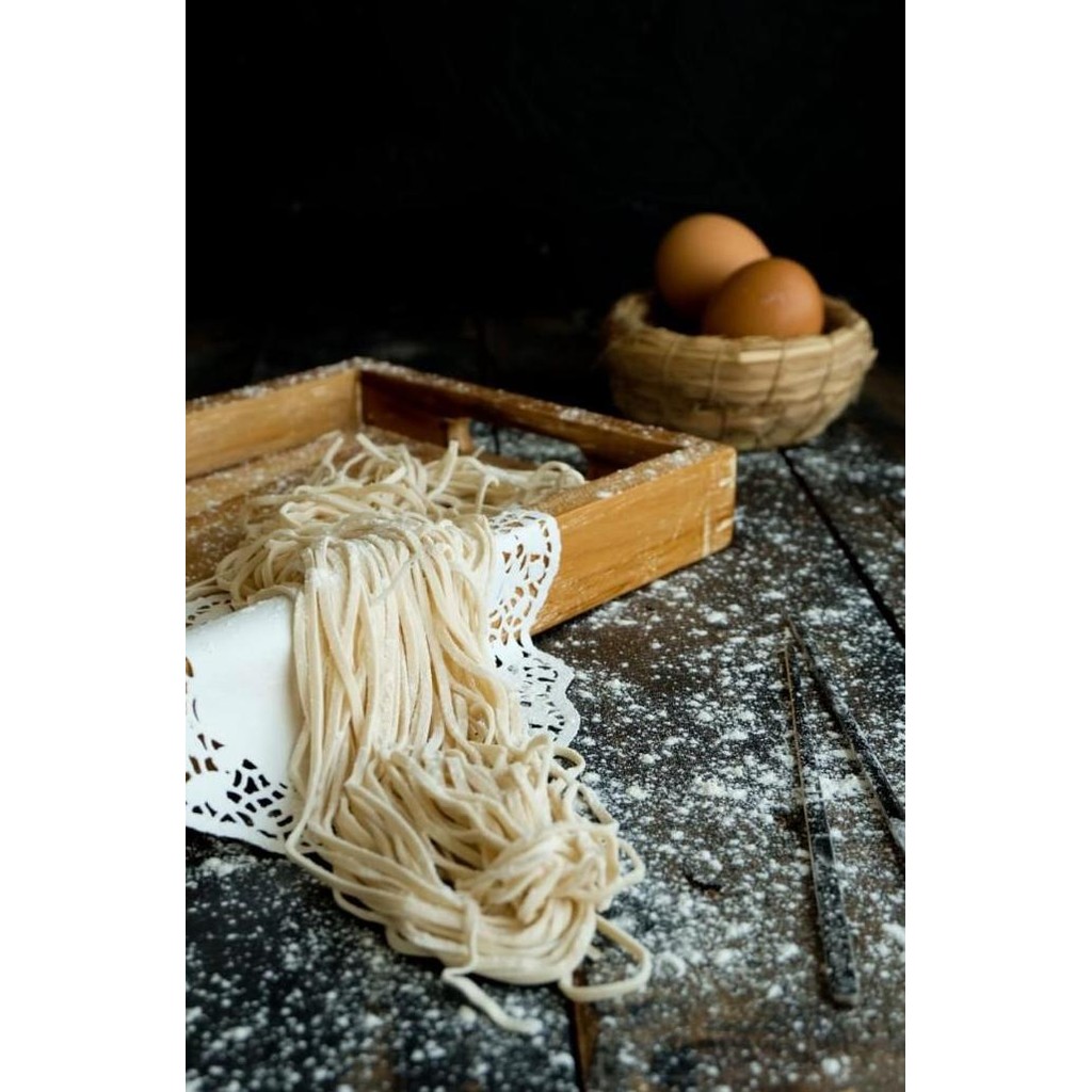 

Mie Pangsit Bulat dan Gepeng 1kg ( 12 porsi)