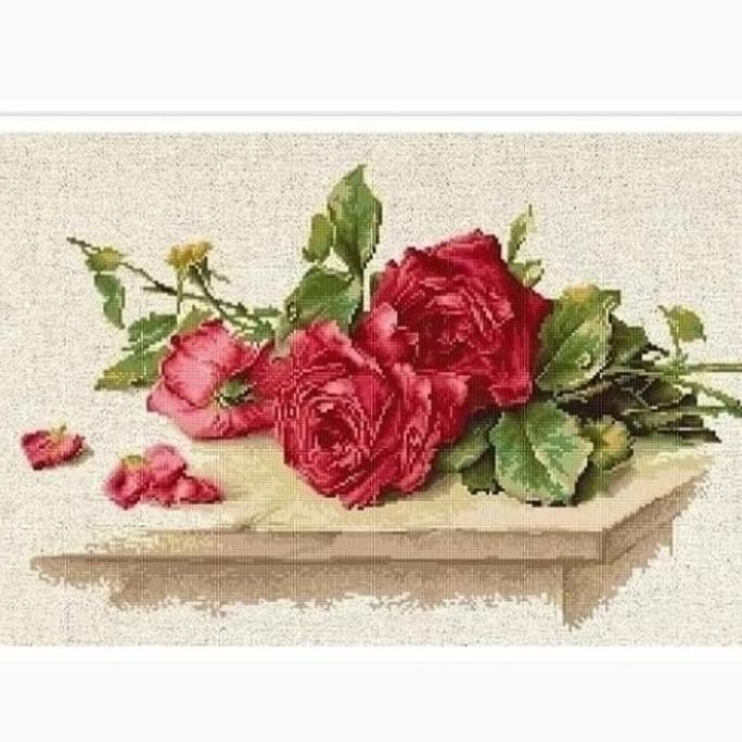 paket kristik bunga mawar merah diatas meja