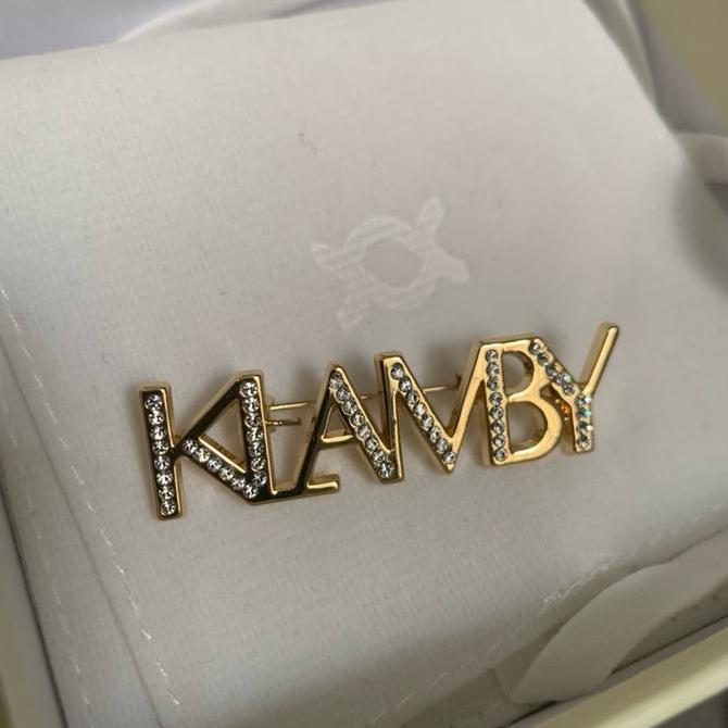 Stella Alice Brooch Monogram Klamby Identity Brooch [Kumpulan Bros Wearing Klamby]