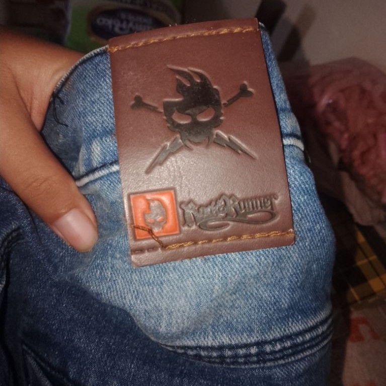 new jeans rocks runner