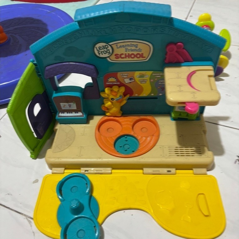 Leapfrog Learning Friends Play and Discover school