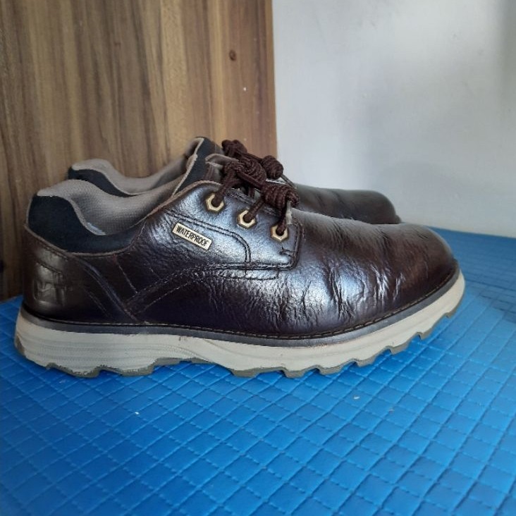 sepatu kulit CAT waterproof size 40