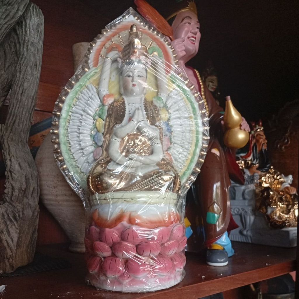 patung kwan im seribu tangan keramik