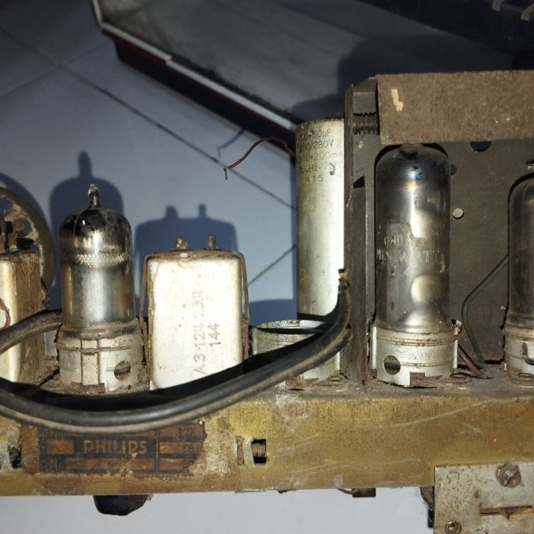 Mesin Radio antik Philips Bin 318 U bahan