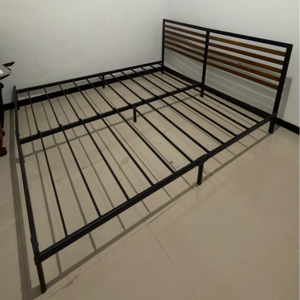 Dipan Tempat Tidur merk Zinus Besi ukuran 180x200 Preloved