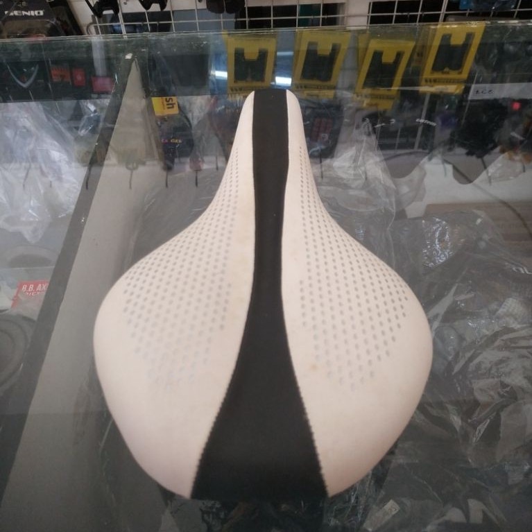 Sadel JOK Sepeda Polygon Putih List Hitam