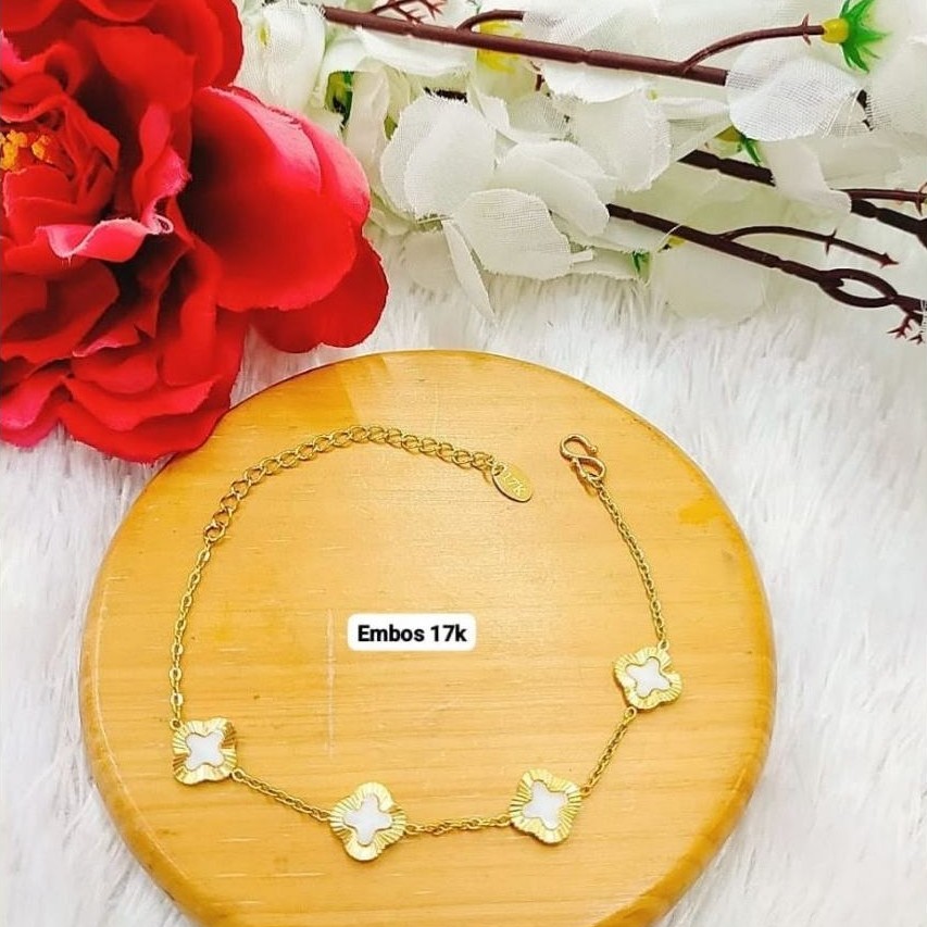 gelang titanium clover putih