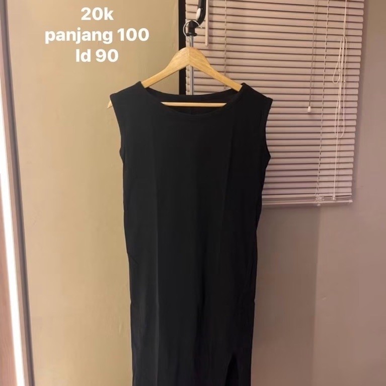 sleveless black dress