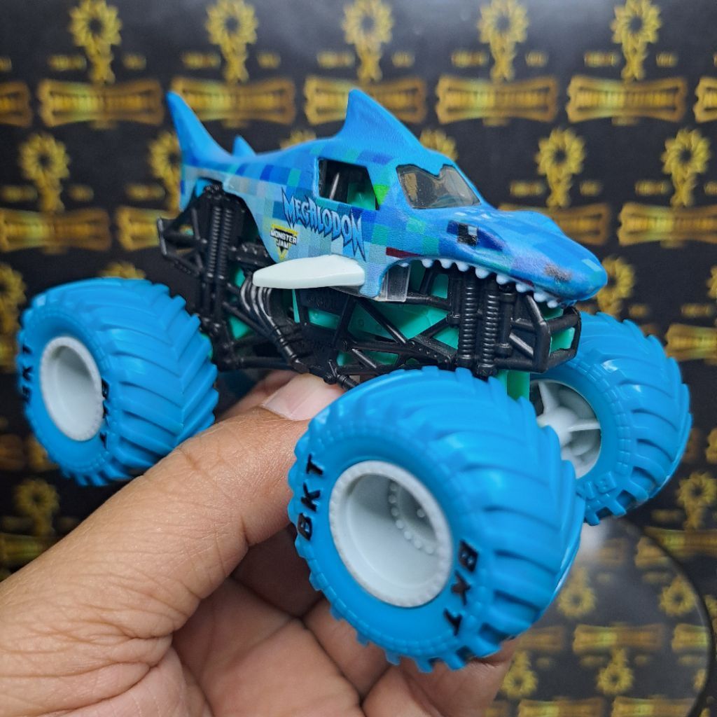 99% LOOSE MONSTER JAM LOOSE MONSTER JAM MEGALODON WHITE BLUE MONSTER JAM 1:64 MONSTER JAM KOLPRI KON