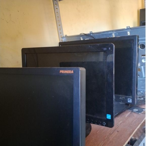 Monitor 16in Bekas Normal Merk Mix