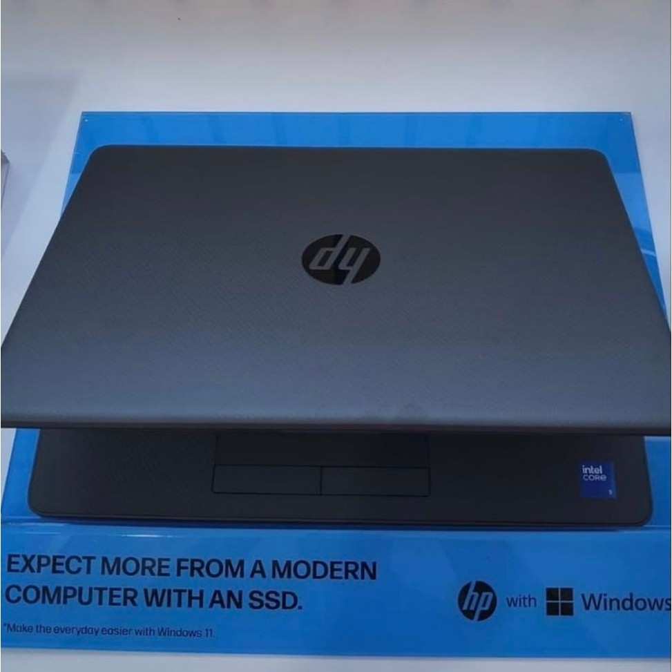 Laptop HP dengan Intel Core i5 Windows 11 SSD warna hitam