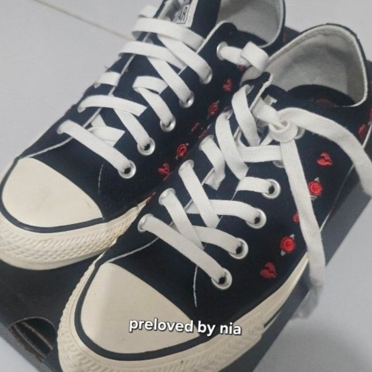 Preloved sepatu wanita - Converse ctas ox valentine days women