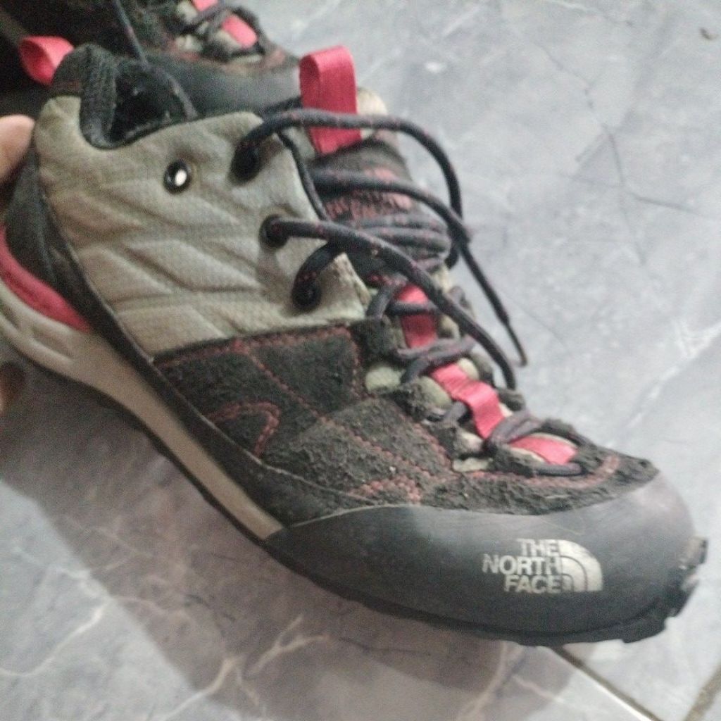 sepatu second original TNF size 40.5/26