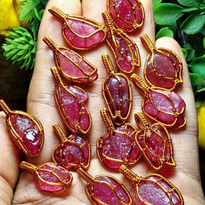 liontin batu ruby