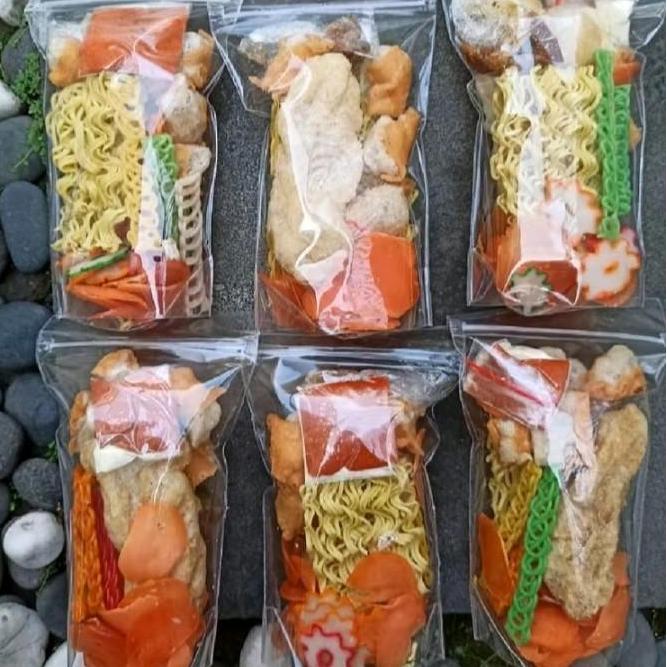 Paket 10 Bungkus Seblak instant super komplit topingannya. Food Pedas