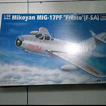 model kit pesawat MIG-17 (1:32)