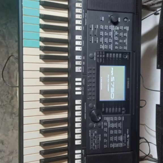 Yamaha psr s750