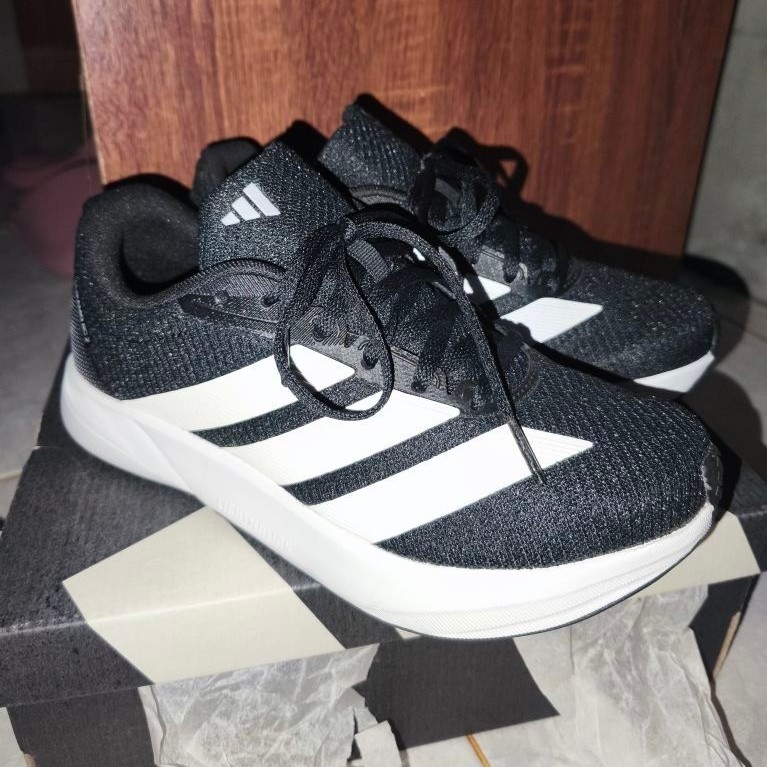 PL sepatu running adidas