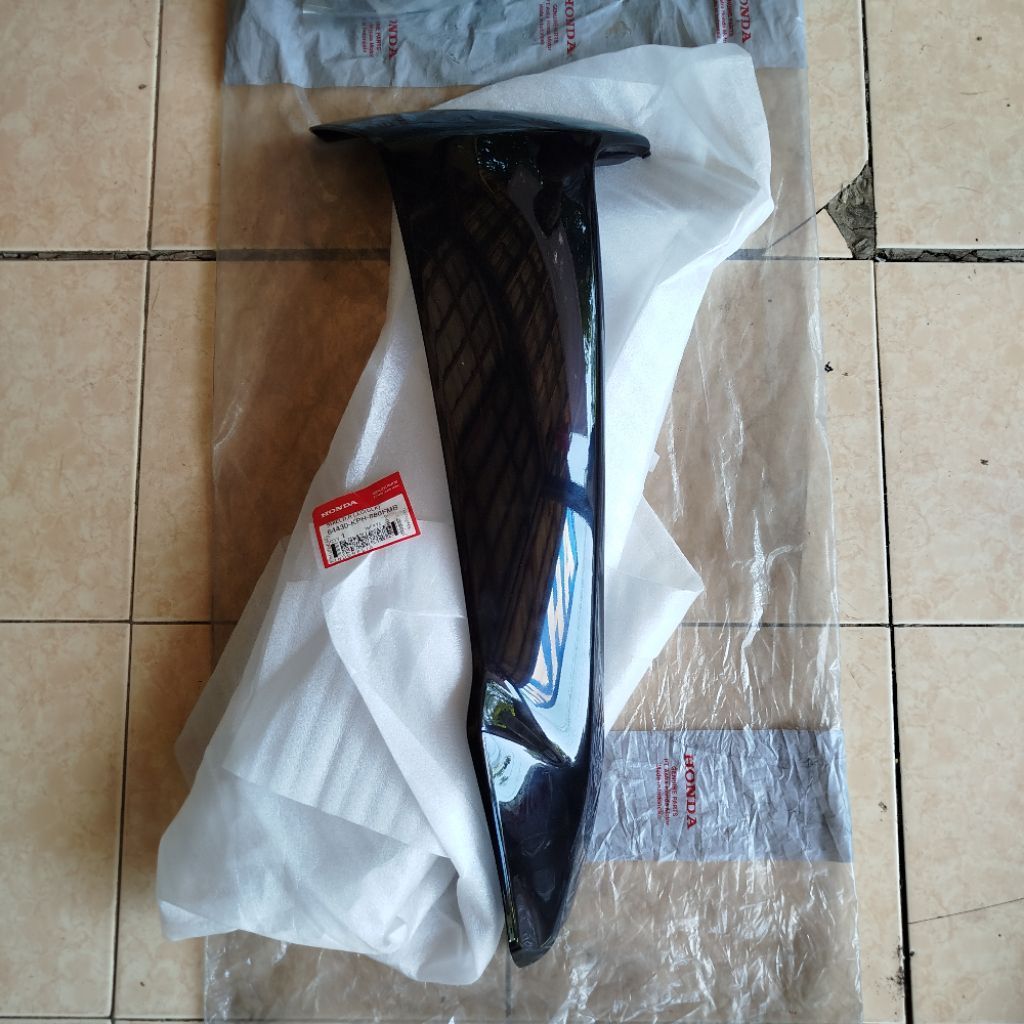 Legshield Sayap Luar Kanan Karisma Hitam Original AHM 64430-KPH-880FMB