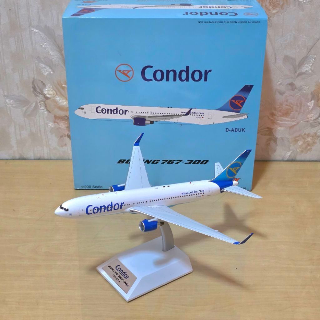 Model Pesawat Condor Boeing 767-300 1:200 Scale D-ABUK dengan Stand Display