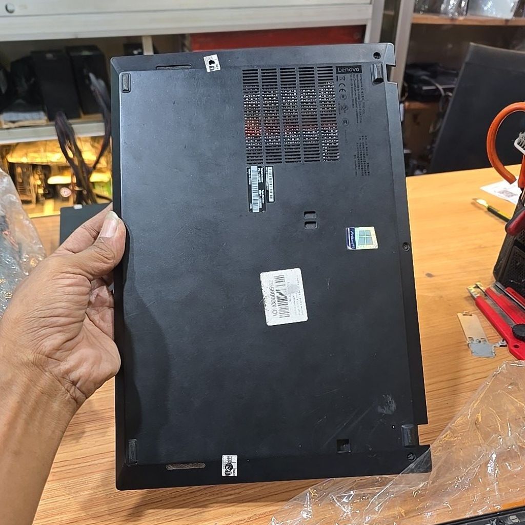 Cover bawah lenovo thinkpad T490s kondisi Oke