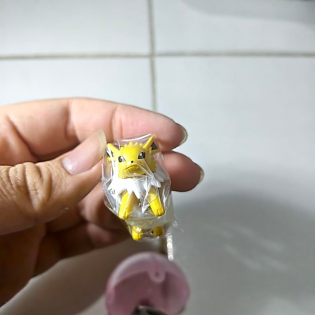 Bandai Gachapon Jolteon