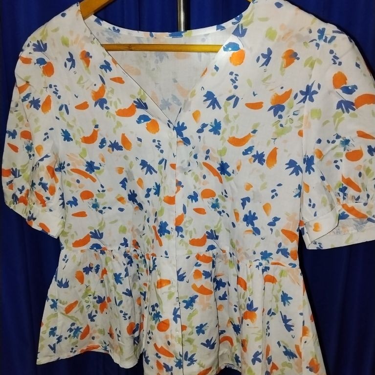 Blouse wanita motif bunga buah lengan pendek V-neck model peplum casual