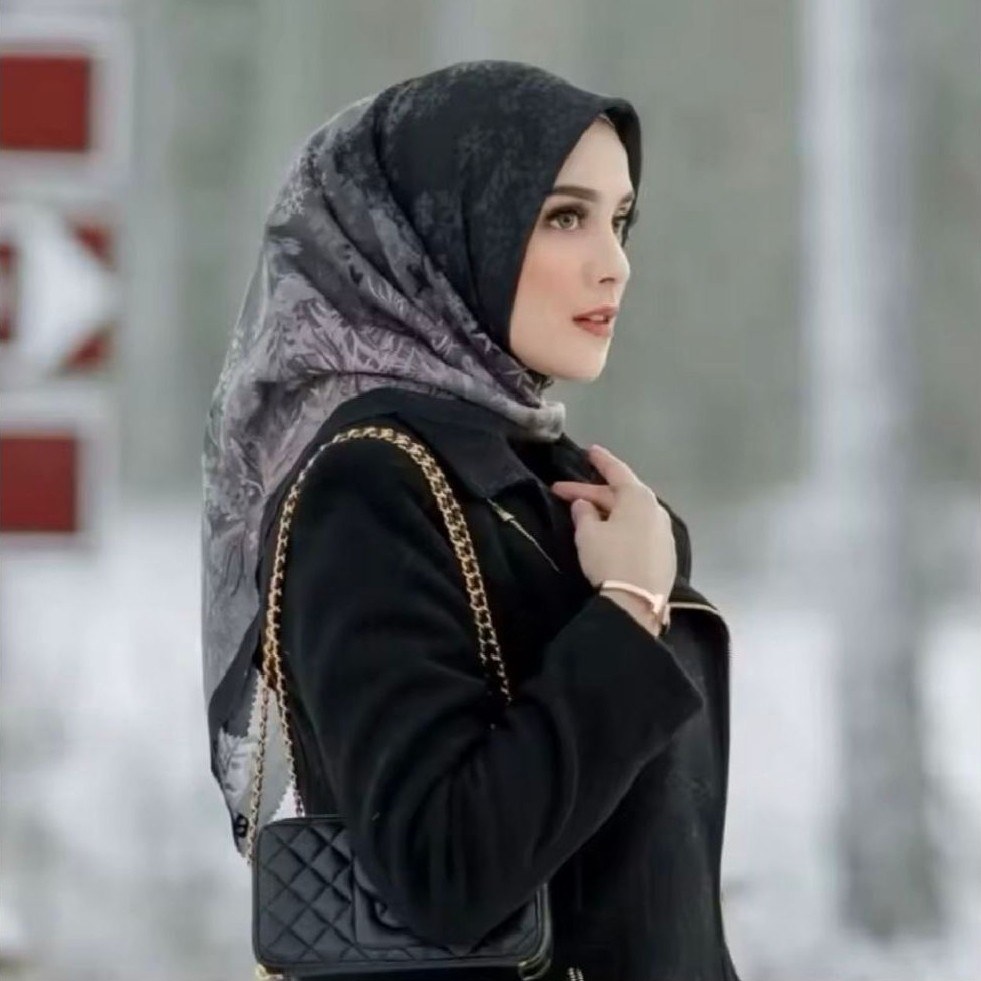 Buttonscarves Frozen Black (WHS New)