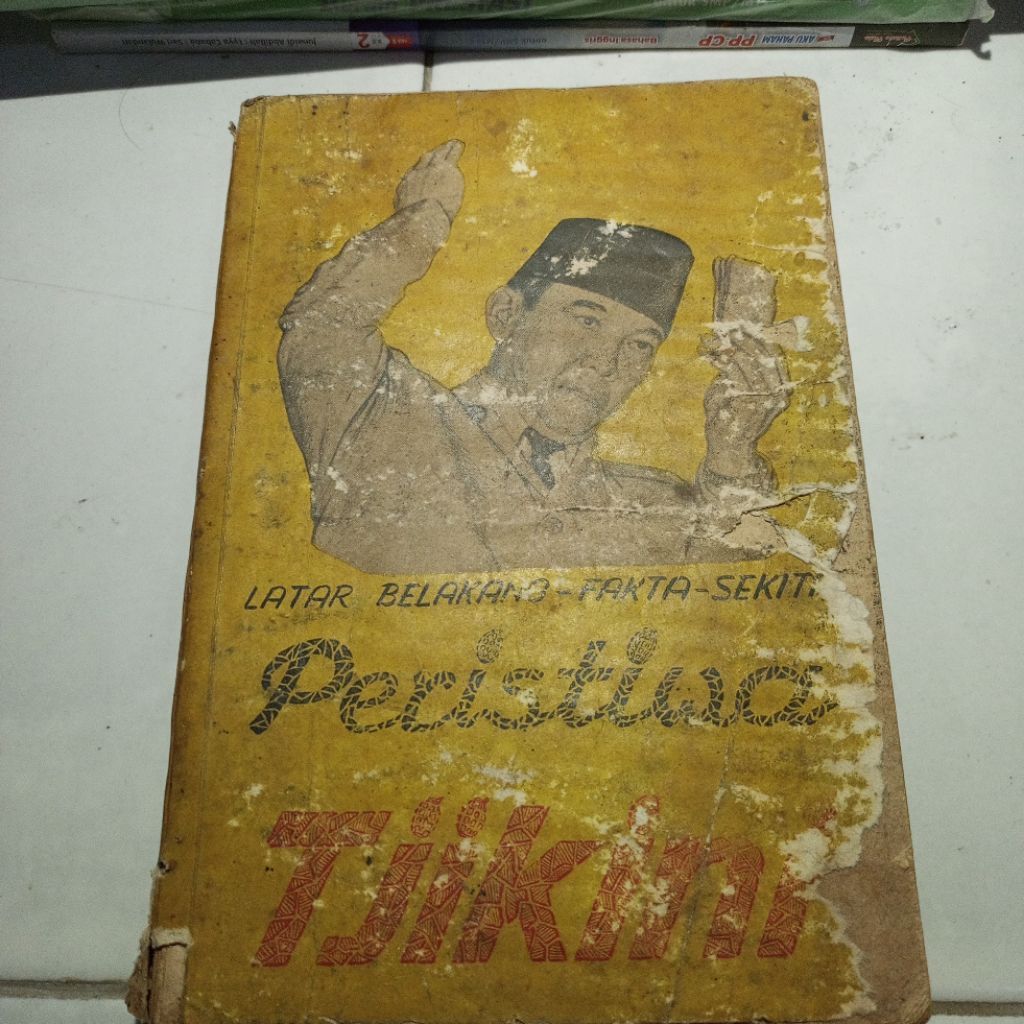 Buku Latar Belakang Fakta Sekit Peristiwa Tjikini edisi tua sampul kuning