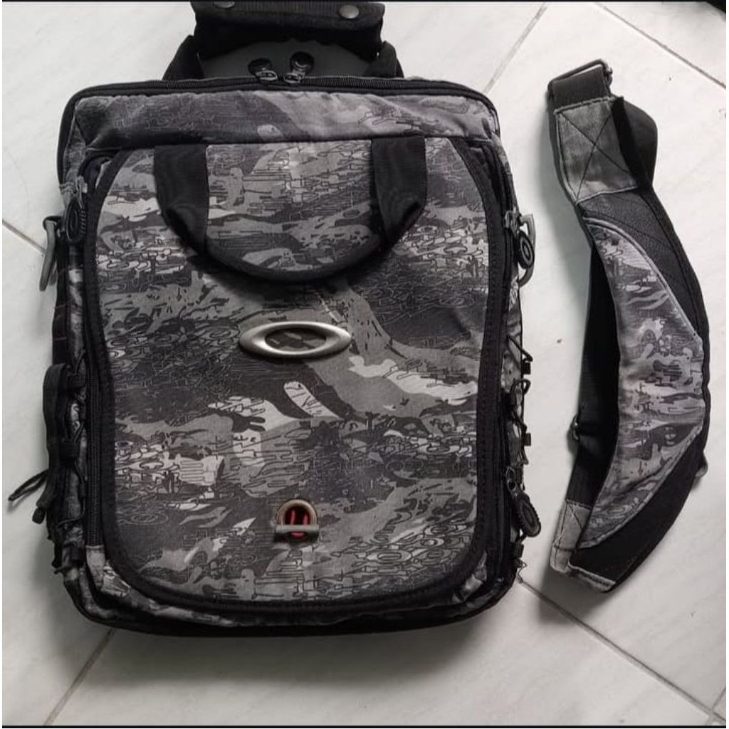 OAKLEY Tas Preloved