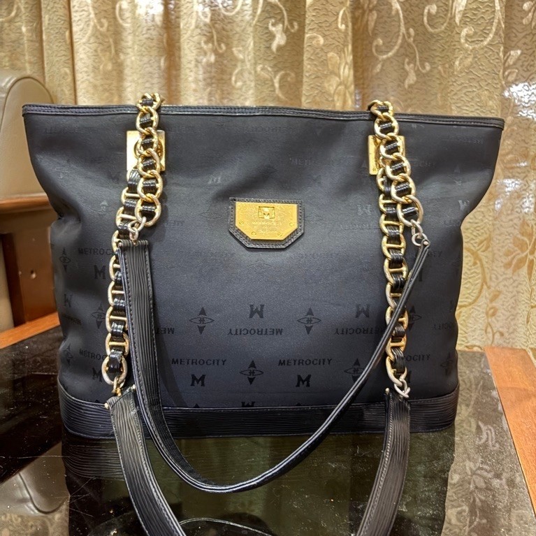 Tas Tote Bag Wanita METROCITY warna hitam dengan tali rantai emas dan tali selempang