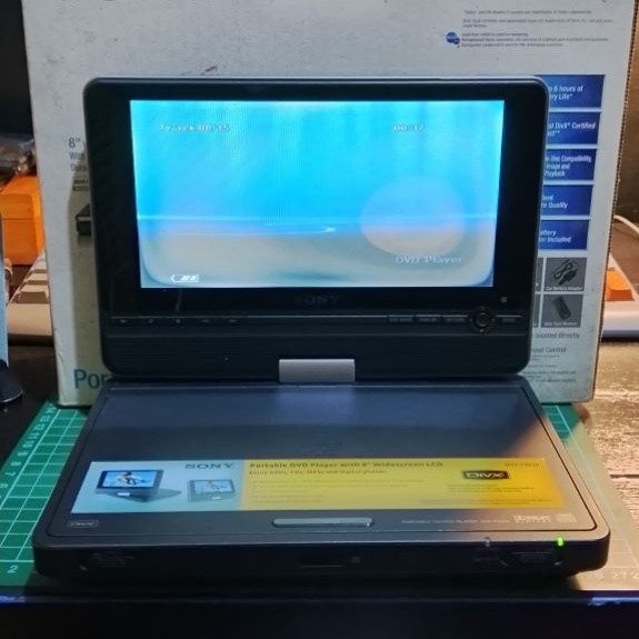 Sony Portable DVD Player dengan Layar LCD 8 Inch Hitam minus polaris