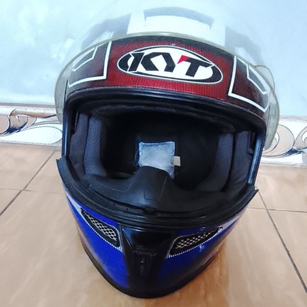 Helm motor KYT FullFace Bekas minus di cantelan helm berkarat