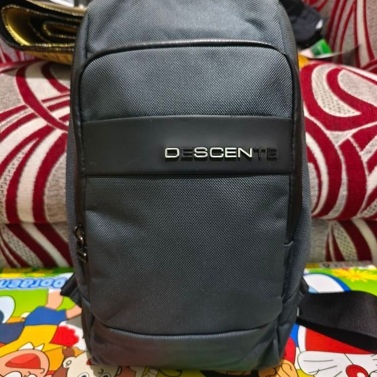 Tas selempang pria DESCENTE warna abu-abu model sling bag dengan kantong depan