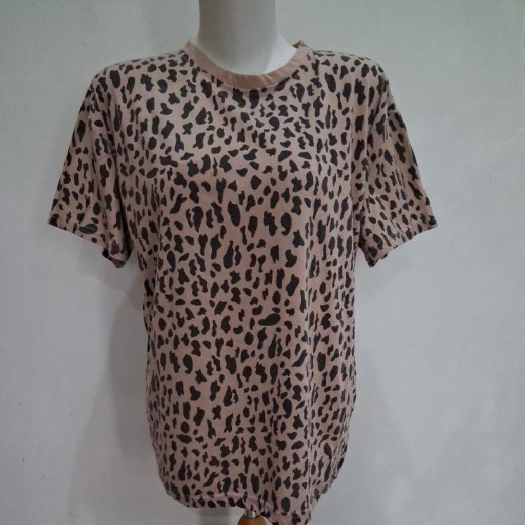 Kaos motif macan tutul