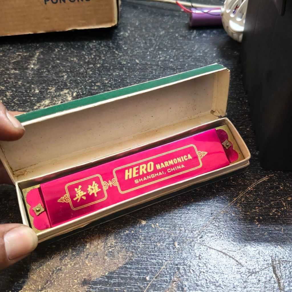 Harmonika HERO Harmonica Shanghai China dalam kotak warna merah
