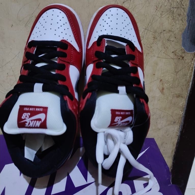 Sepatu sneakers Nike SB Dunk Low Pro putih merah hitam