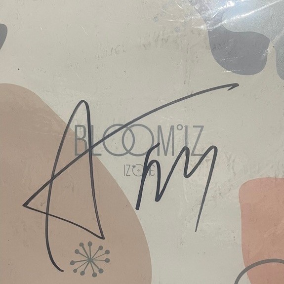 IZONE BLOOMIZ ALBUM ONLY AN YUJIN SIGNED