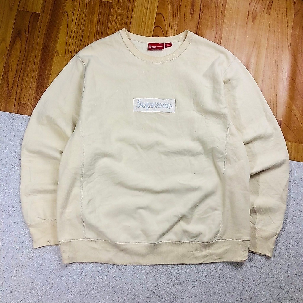 Crewneck supreme logo box.