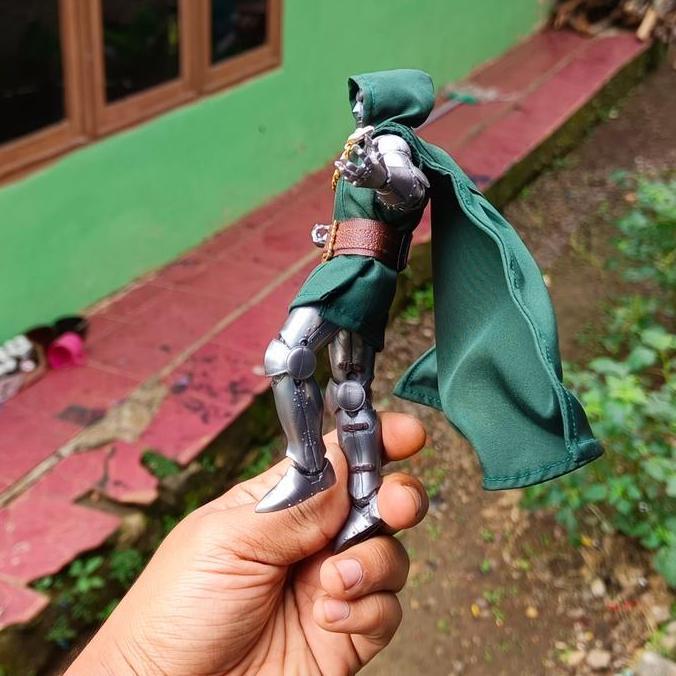 dr.doom marvel legends (outfit 1/12 marvel legends) tidak termasuk body