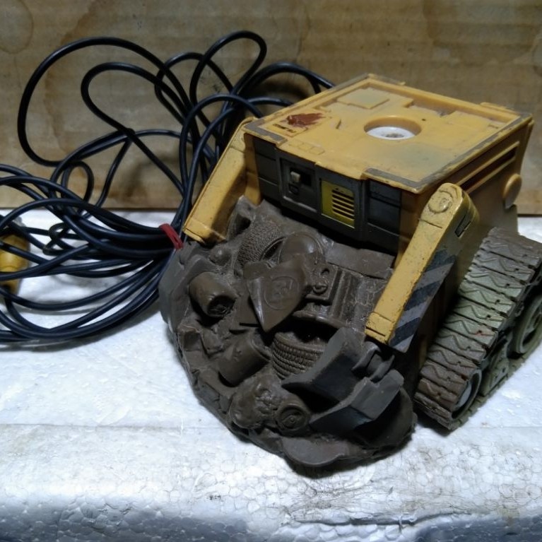 Disney Pixar WALL-E Plug and Play TV Game, konsol gim video mini (plug-and-play) keluaran tahun 2008