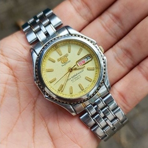 Seiko 5 Superior Yellow texture dial